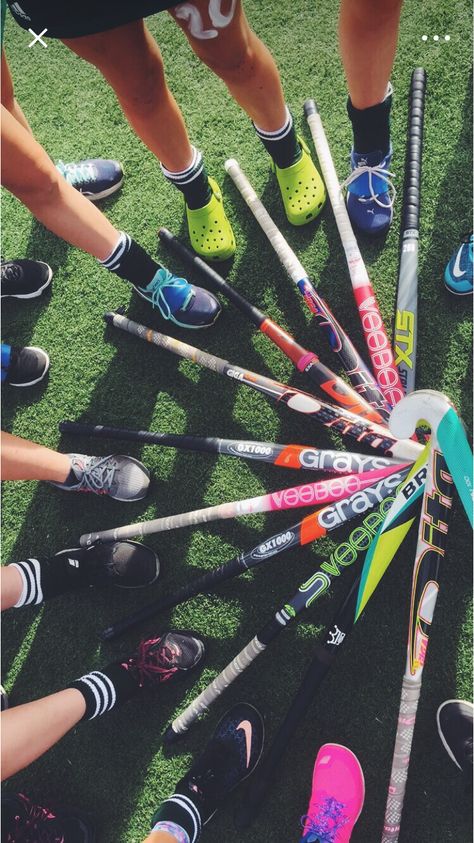 Softball Backgrounds, Hockey Aesthetic, Field Hockey Girls, Softball Senior Pictures, Aesthetic Creative, Field Hockey Sticks, Hockey Pictures, Hockey Quotes, Softball Pictures