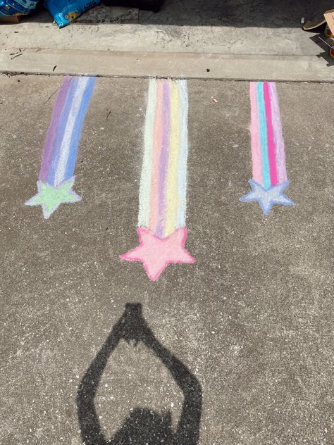 Sidewalk Chalk Art Ideas For Graduation, Superhero Chalk Art, Sidewalk Chalk Art Ideas Easy, Chalk Driveway, Chalk Ideas Easy, Simple Chalk Art, Chalk Drawing Ideas, Easy Chalk Art, Driveway Chalk