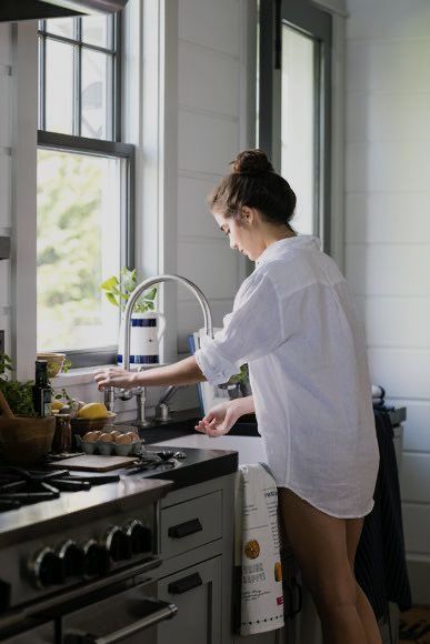 Lexington Company, Morning Water, Girl Cooking, Photographie Portrait Inspiration, Rise And Shine, Slow Living, Photography Women, Classic American, White Shirts