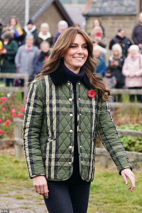 Burberry Quilted Jacket Outfit, Burberry Aesthetic, Quilted Jacket Outfit, Zapatillas Veja, Awesome Kate, Burberry Quilted Jacket, Princess Of Wales Style, Princess Of Wales Kate, Catherine Ii