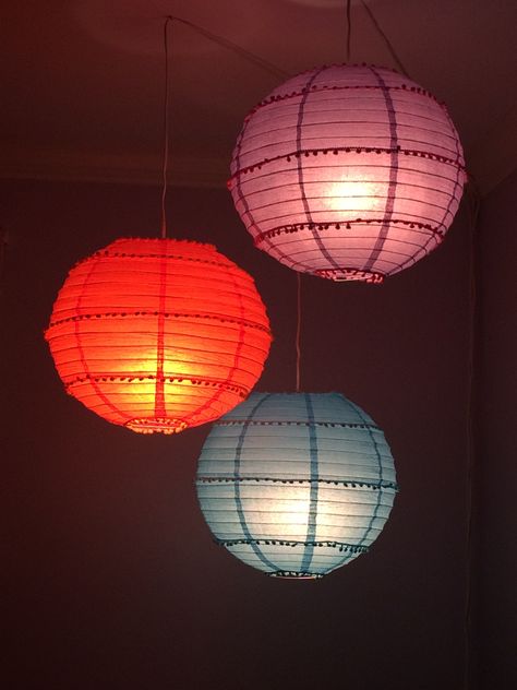 Lighting from lanterns! This is one of my favorite things ever and it was really easy to make all you need are some paper lanterns and a plain light bulb holder to connect to the ceiling then connect to an out light. This looks great and will look like there are lanterns floating in your room Lantern Bedroom Lights, Paper Lanterns Living Room, Thing To Hang From The Ceiling, Paper Lanterns In Bedroom, Lantern Lamps Bedroom, Paper Lantern Home Decor, Fun Lighting Ideas Bedrooms, Paper Lanterns Room Decor, Colorful Paper Lanterns