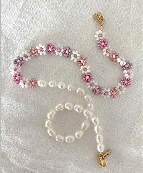 Pink Beaded Necklace Aesthetic, Beading Trends 2023, Aesthetic Seed Bead Jewelry, Bead Projects Ideas, قلادات متدلية, Pearl Beading, Indie Jewelry, Beaded Necklace Diy, Beads Bracelet Design