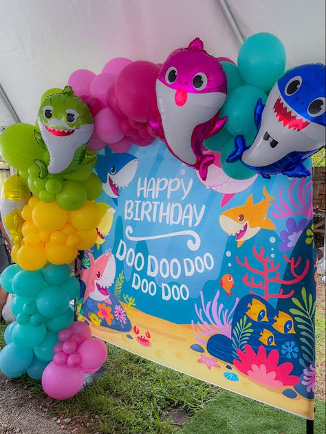 Baby Shark Arch Balloon, Baby Shark Birthday Party Girl Three, Baby Shark Birthday Party Girl 3 Year, Baby Shark 4th Birthday Party, Baby Shark Birthday Party Girl Decor, Baby Shark Balloons, Baby Shark Second Birthday Girl, Baby Shark Backdrop Ideas, Baby Shark Pool Party