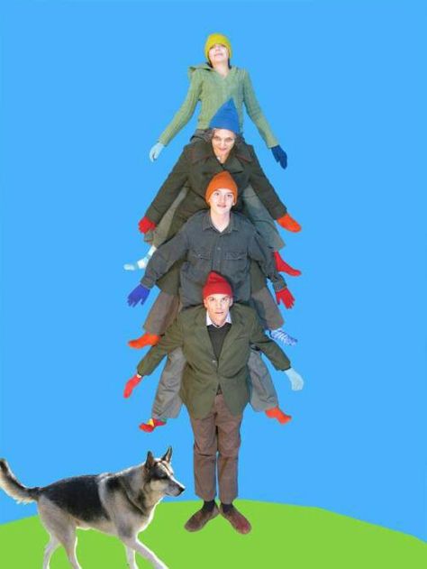 Human Christmas tree card Funny Family Christmas Photos, Photo Illusion, Funny Christmas Photo Cards, Funny Family Christmas Cards, Human Tree, Human Centipede, Funny Christmas Photos, Creative Christmas Cards, Funny Photos Ideas