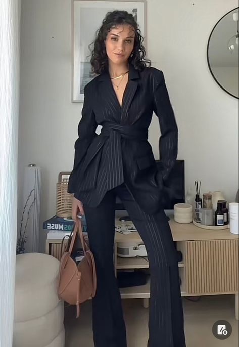 Women Suit Graduation Outfit, Graduation Outfit Blazer, Daily Classy Outfit, Suits Inspired Outfits For Women, Formal Sets For Women, Groomswoman Outfit, Powerful Women Outfits, Oversized Suits For Women, Terno Aesthetic