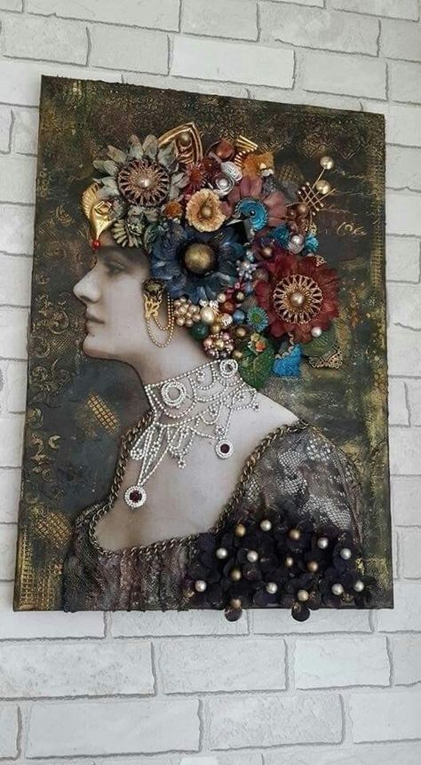 Beaded Canvas, Collage Faces, Seashell Hair, Old Jewelry Crafts, Costume Jewelry Crafts, Decoration Shabby, Vintage Jewelry Ideas, Jewellery Craft, Beads Art