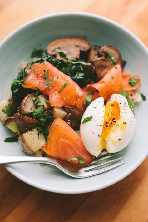 Smoked Salmon Breakfast Bowl from A Thought For Food Salmon Breakfast Ideas, Breakfast Salads, Smoked Salmon Breakfast, Salmon Breakfast, Menu Sarapan Sehat, Fresh Breakfast, Resep Salad, Breakfast Salad, Breakfast Recipes Indian