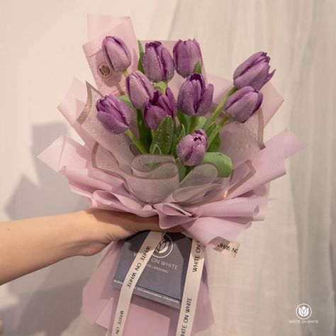 Flower Screensaver, Minimalism Living, Purple Bouquet, Boquette Flowers, Tulip Bouquet, Nothing But Flowers, Purple Tulips, How To Wrap Flowers, Ipoh