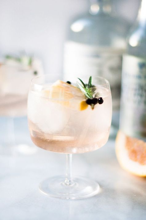 A delicious take on the classic gin and tonic, these Elderflower Grapefruit Spanish Gin & Tonic are perfect for summer. Cocktail Gin, Spring Cocktails Recipes, Batch Cocktails, Healthy Cocktails, Spring Cocktails, Pretty Drinks, Gin Cocktails, Gin Tonic, Delicious Cocktails