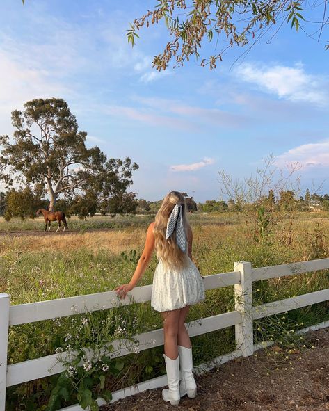 Cute Senior Pictures, Senior Photoshoot Poses, Summer Coquette, Country Summer, White Fence, Senior Photo Poses, Cowgirl Aesthetic, Garden Fairy, Senior Photoshoot