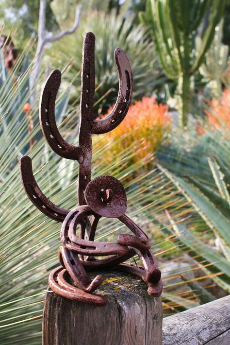 Mexican Gardens, Horseshoe Ideas, Mexican Garden, Garden Paradise, Welding Crafts, Horseshoe Projects, Horseshoe Decor, Horseshoe Crafts, Welding Art Projects