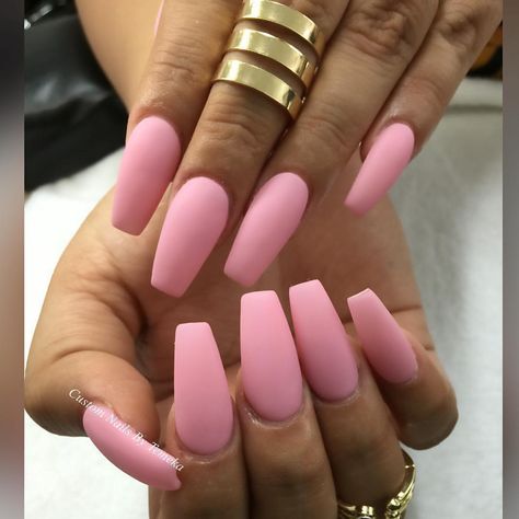 matte pink nails Pink Matte Nails Design, Pink Matte Nails, Matte Gel Nails, Nail Ballerina, Red Matte Nails, Matte Pink Nails, Purple Glitter Nails, Maria Garcia, Opal Nails