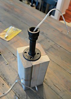 How to Make Your Own Industrial #lamp.  Easy DIY tutorial. How To Build A Lamp, Diy Luminaire, Make A Lamp, Diy Tumblr, Lamp Makeover, Diy Lampe, Astuces Diy, Pipe Furniture, Pipe Lamp