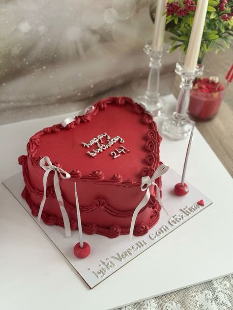 Pieces Cake Ideas, Red Theme Cake, Red Cake Aesthetic, Red Heart Cake, Red Birthday Cake, 28th Birthday Cake, Heart Cake Design, Heart Birthday Cake, Red Birthday Cakes