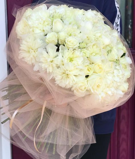 Tulle Bouquet, All White Bouquet, Flower Core, Hand Tied Bouquet, Bouquet Flower, Bouquet Wrap, Bouquet Ideas, Happy Birthday Gifts, White Bouquet