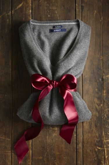 soft and warm Christmas Clothing Photoshoot, Sweater Gift Wrapping Ideas, Sweater Product Photography, Sweater Photography, Christmas Product Photography, Creative Corporate Gifts, Sweater Bow, Corporate Branded Gifts, Zsazsa Bellagio