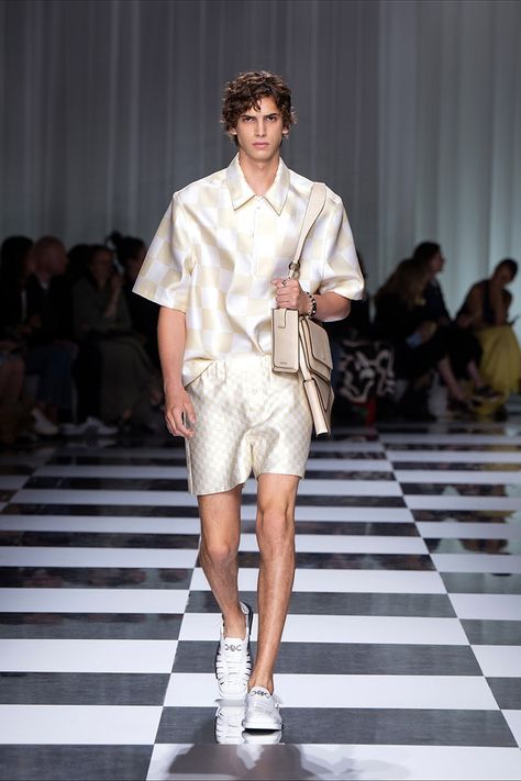 Confident & Daring: VERSACE Spring Summer 2024 Collection Versace Dressing Gown, Milan Fashion Week 2023, Milan Fashion Week Runway, Fashion Week 2023, Essential Wardrobe Pieces, Versace Spring, Fashion Articles, Americana Fashion, Mens Designer Fashion