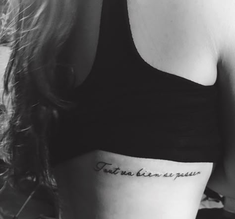 Tattoo " Tout va bien se passer" meaning 'everything will be alright' #tattoo #french #ribcage French Phrases Tattoo, French Word Tattoos, French Tattoo Quotes, Tattoo French, France Tattoo, Rib Tattoos For Women, French Tattoo, Tattoos Beautiful, Phrase Tattoos