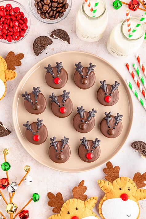 Make these chocolate dipped Reindeer Oreos! These easy, no-bake Christmas treats are made with Oreo cookies and are so fun to make. Oreo Cookie Decorating Ideas, Oreo Reindeer Cookies, Oreo Pops Christmas, Chocolate Dipped Christmas Treats, Decorated Oreos Christmas, Christmas Oreo Cookies, Christmas Dipped Oreos, Reindeer Oreos, Oreo Christmas Treats