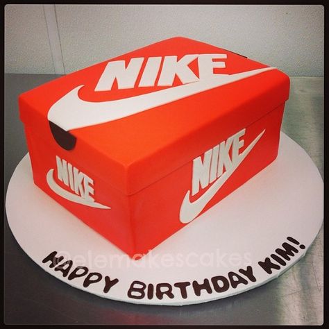 Nike sneakers box cake Nike Box Cake, Nike Shoe Cake Ideas, Nike Shoe Box Cake, Sport Cake Ideas, Nike Party Ideas, Nike Shoes Cake, Nike Cake Ideas Birthdays, Sneaker Cake Ideas, Nike Birthday Cake