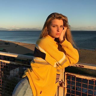 Ashley Jackson, Hipster Aesthetic, Nothing Special, Cute Instagram Pictures, Photos Tumblr, Poses For Photos, Anne Hathaway, How To Pose, Mellow Yellow