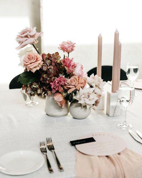 WILD FLOS on Instagram: “Table floral details featuring a range of our ceramic vases with @ruby_and_james ✨ Captured by @anitrawellsphoto featuring @studiosilva_…” Moody Candles, Purple Black Wedding, Dusty Rose Flowers, Pastel Wedding Colors, Taupe Wedding, Small Flower Arrangements, Plum Wedding, Dark Mauve, Wedding Tablescape