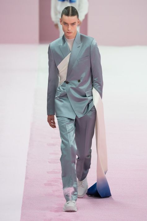 Dior Men Spring 2020 Menswear collection, runway looks, beauty, models, and reviews. High Fashion Men, Dior Men, Kim Jones, Mens Spring Fashion, Male Fashion Trends, Mens Fashion Week, Men Spring, Red Queen, Menswear Collection