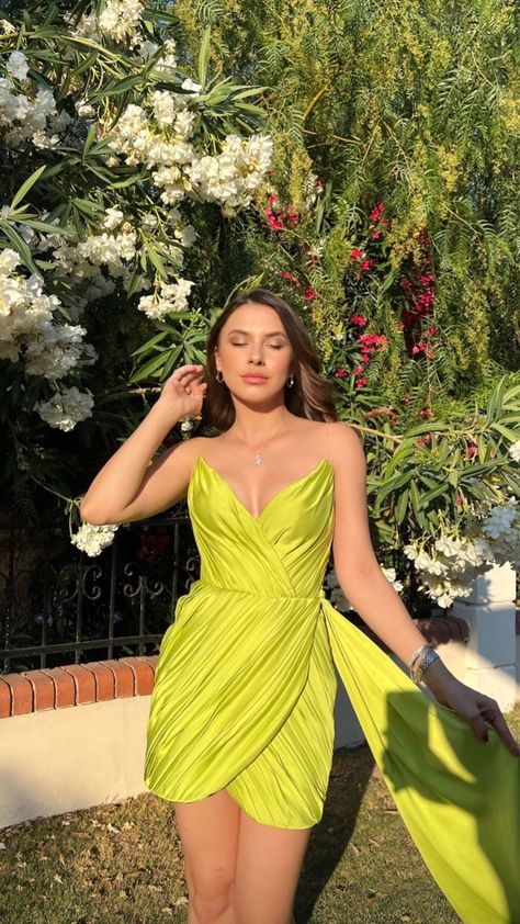 Weeding Dress Guest Ideas, Guest Weeding Dress, Wedding Party Dress Guest, Guest Ideas, Black Prom Dress Short, Anti Fashion, Classy Prom Dresses, Yellow Outfit, Black Prom Dress