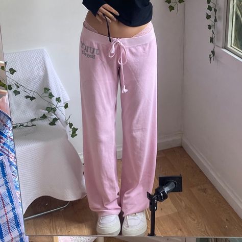 Comfy Y2k, Y2k Comfy Outfit, Juicy Pants Outfit, Juicy Outfit, 2000s Fashion Sweatpants, Pink Juicy Couture, Juicy Couture Outfits, Depop Aesthetic, Pink Tracksuit 2000s