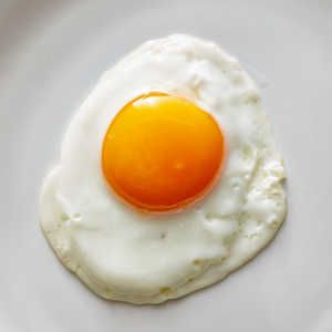 Pristine sunny-side-up eggs Sunny Side Up Eggs Recipe, Best High Protein Foods, Sunny Side Up Eggs, Sunnyside Up Eggs, Perfect Eggs, Huevos Fritos, Fried Eggs, Big Meals, Eat Smart