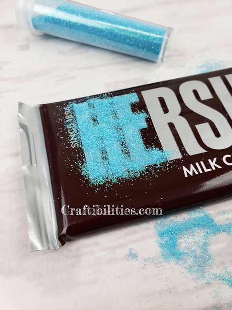 Gender reveal party idea - Glitter HERSHEY'S candy bars - HE or SHE - Party favor / table decoration - Pink and blue Disney Gender Reveal, Party Favor Table, Gender Reveal Candy, Gender Reveal Dessert, Gender Reveal Food, Gender Reveal Party Food, Gender Reveal Favors, Baby Gender Reveal Party Decorations, Favor Table