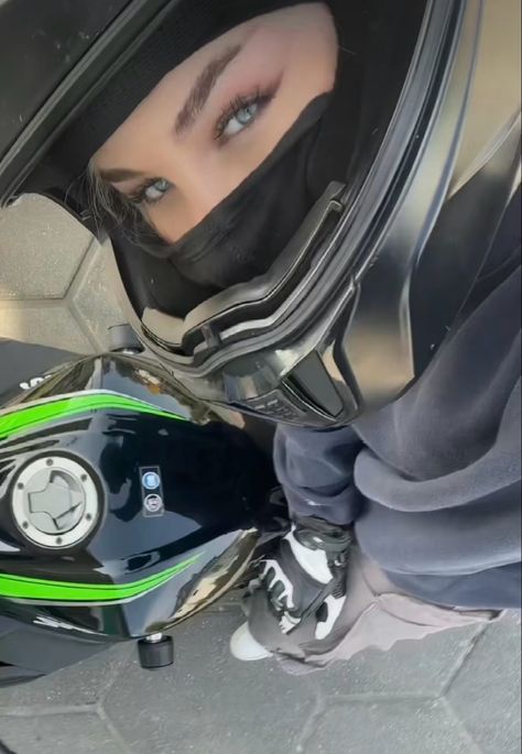 Biker Helmets Woman, Motorbike Aesthetic Girl, Moter Cycles Girl, Girl Biker Aesthetic, Moto Girl Aesthetic, Lady Biker Aesthetic, Biker Girl Aesthetic Outfits, Motorcycle Girl Aesthetic, Biker Women