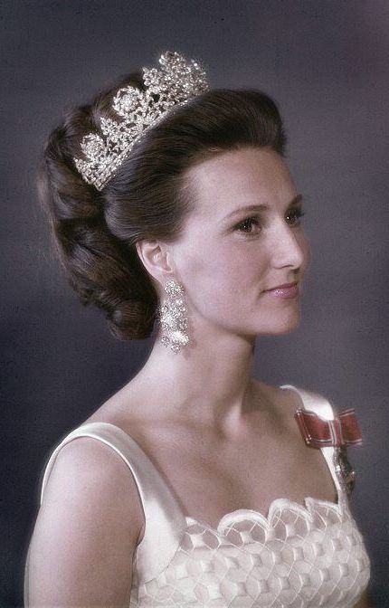 Queen Sonja of Norway ~ Queen Josefina’s Diamond Tiara ~ Inherited by granddaughter Lovisa of Sweden who married King Frederik VIII of Denmark, 1869. Inherited by unmarried Prince Gustav, 1926, who bequethed to niece Princess Martha of Sweden, who married Crown Prince Olav of Norway, 1929. Crown Princess Martha of Norway died 1954, before husband became King, 1957. Daughter Princess Astrid frequently wore the tiara. Today worn by daughter-in-law Queen Sonja of Norway. Norwegian Royalty, Queen Of Sweden, Royal Crown Jewels, Jewelry By Brand, Tiaras Jewellery, Royal Crowns, Royal Tiaras, Beautiful Tiaras, Diamond Tiara