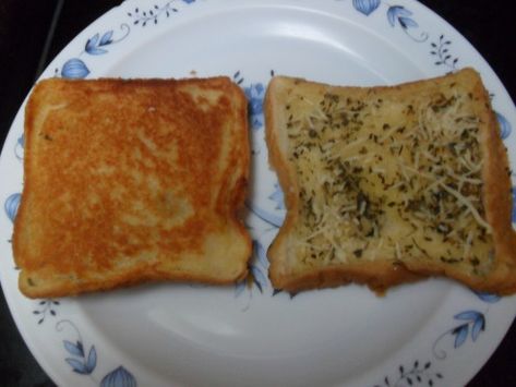 Back and front view of finished product of Homemade Garlic Bread Bread To Make, Garlic Bread Pizza, Homemade Garlic Bread, Bread Toast, Loaf Of Bread, Bread Machine Recipes, Delicious Bread, Pasta Dish, It Goes On