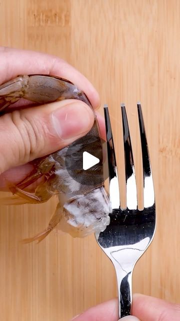 Blossom on Instagram: "Peeling shrimps is easier than ever with this hack 🦐🍴" How To Peel Shrimp, Kitchen Tips, Kitchen Hacks, Life Hacks, Blossom, On Instagram, Instagram