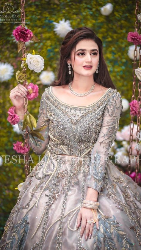 Pakistani Bridal Hairstyles, Hira Mani, Bridal Mehndi Dresses, Walima Dress, Crown Queen, Pakistani Bridal Makeup, Pakistani Party Wear, Bridal Dresses Pakistan, Gaun Fashion