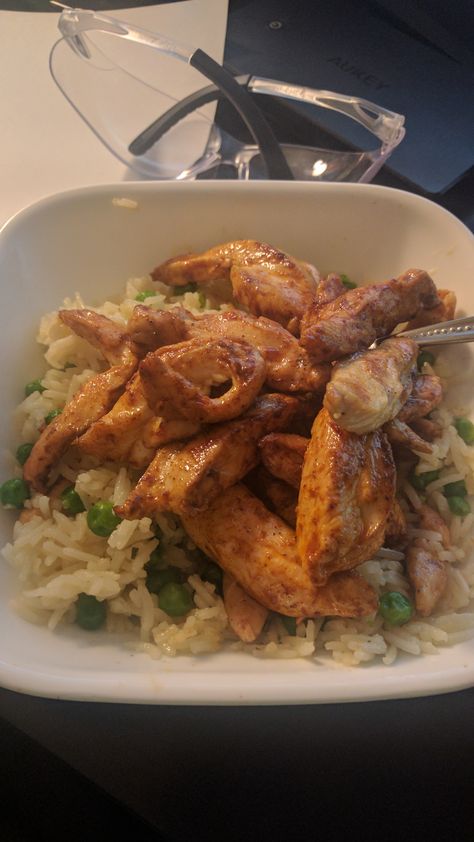 [Homemade] Sriracha Chicken #TTDD#TheThingsDadsDo Sriracha Chicken Recipes, Homemade Sriracha, Sriracha Chicken, Weekend Cooking, Sleepover Food, Chicken Food, Delicacy Food, Cooking Recipe, Food Cooking