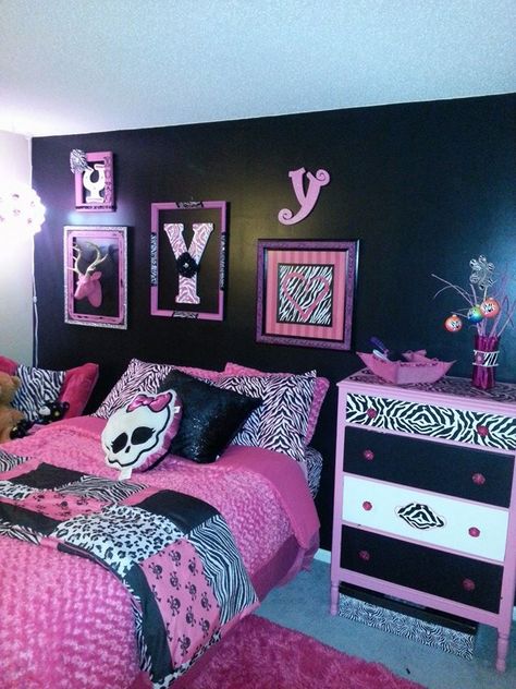 2000s Pink Zebra Room, Pink Zebra Room Decor, Y2k Black Room, Bratz Aesthetic Room Decor, Y2k Rooms 2000s, Room Ideas Mcbling, Pink Black Room Decor, Y2k Bedroom Pink, Trashy Y2k Room Ideas