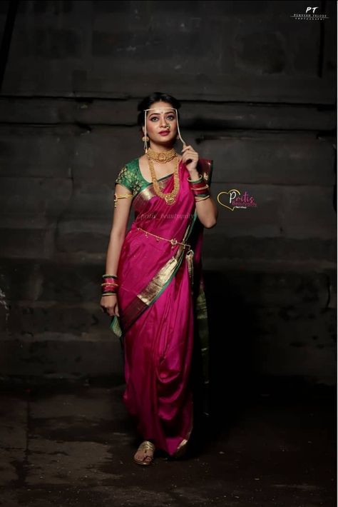 Pink With Green Saree, Pink Nauvari Saree, Green Blouse Designs, Bridal Pose, Kashta Saree, Marathi Wedding, Indian Bedroom, Nauvari Saree, Festive Attire