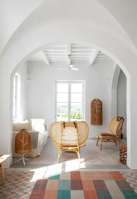 Coastal Interior Design, Boho Interior Design, Coastal Interior, Rural Retreats, White Furniture, Menorca, Mediterranean Style, White Space, French Riviera