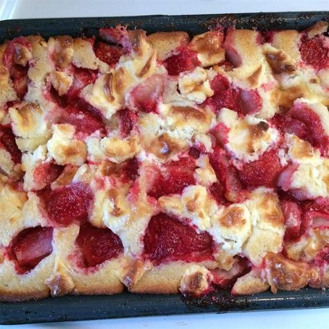 Strawberry Cream Cheese Cobbler Easy Strawberry Cobbler, Cream Cheese Cobbler, Strawberry Cream Cheese Cobbler, Strawberry Cobbler Recipes, Strawberry Cobbler, Strawberry Treats, Cream Cheese Bars, Cake Mug, Fruit Cobbler