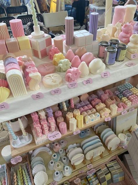 Cute Candle Ideas, Candle Making Aesthetic, Easter Decoration Ideas, Homemade Scented Candles, Soya Mumu, Candle Making Business, Decorative Candles, Candle Ideas, Spring Decorations