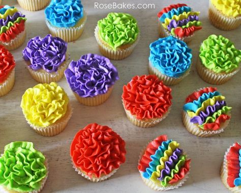 Fiesta Cupcakes                                                                                                                                                      More Mayo Cake, Taco Birthday, Mexican Baby Shower, Mexican Birthday Parties, Banting Recipes, Mexican Fiesta Party, Ideas Cumpleaños, Fiesta Birthday Party, Mexican Birthday