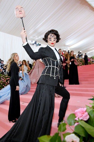 Gala Make Up, Gala Themes, Met Gala Outfits, Met Gala Dresses, Black And White Outfit, Susan Sontag, Gala Outfit, Ezra Miller, Met Gala Red Carpet