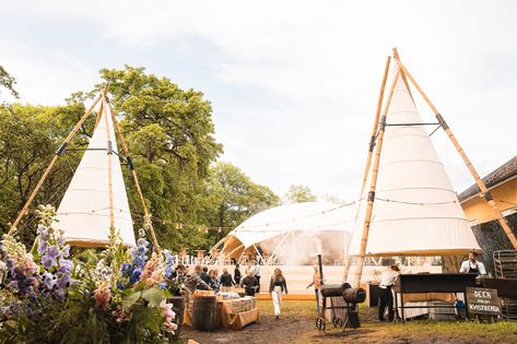 Wooden Flat Dome & Bamboo Tipi’s for Brilliant Minds Foundation in Stockholm. Mind blowing set-up #OneWithNature by our Swedish partner Facio. Brilliant Minds Foundation is a global platform for creative individuals to come together on world changing ideas. Photography: @lapinjean @adrianpehrson Furniture: @houtambacht #OrganicConcept #LeaveNoTrace #WoodenFlatDome #UniqueTents #OrganicTents #OrganicShapes #OutdoorLiving #OrganicArchitecture #UniqueTents #QualityTents #TipiTents #Teepee Bamboo Tipi, Tent Structure, Dome Structure, Work Platform, Bamboo Poles, Organic Architecture, One With Nature, Sailing Outfit, Ideas Photography