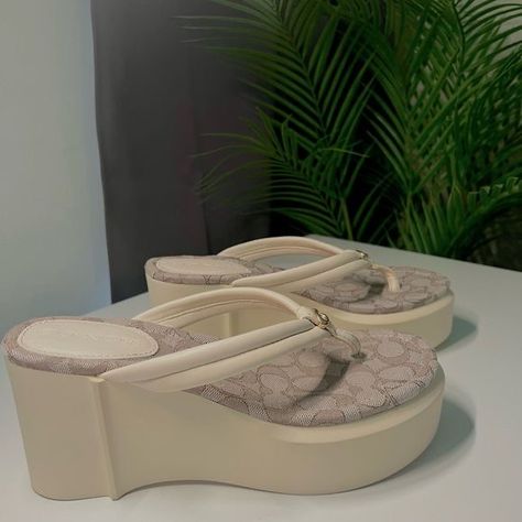 annadianaxxoo Coach Franki Flip Flops, Flip Flop Platform Outfit, Coach Platform Sandals, Platform Flip Flops Outfit, Flip Flop Platform, Coach Wedges, Coach Flip Flops, Crocs Fashion, Preppy Shoes