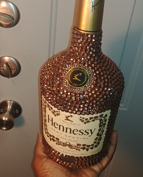 Bottle Gift Ideas, Diy Bedazzled, Alcohol Bottle Decorations, Hennessy Bottle, Bedazzled Liquor Bottles, Bedazzled Bottle, Glitter Bottles, Glitter Wine Bottles, Decorated Liquor Bottles