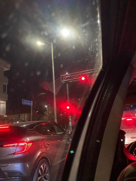 Red Traffic Light Aesthetic, Night Traffic Aesthetic, Car City Night, Traffic Lights Aesthetic, Traffic Light Aesthetic, Car Snap Night, Traffic At Night, Car Aesthetic Night, Traffic Light Sign