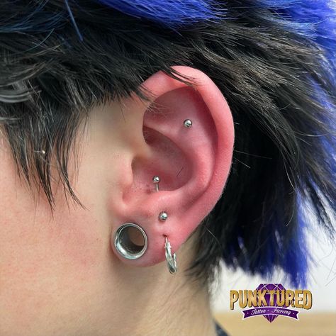 𝕬𝖚𝖘𝖙𝖞𝖓 𝕽𝖔𝖘𝖊 on Instagram: “Super fun anti-tragus and flat combo for this lovely client! 🖤” Anti Tragus Piercing, Anti Tragus, Cute Ear Piercings, Piercing Studio, Tragus Piercing, Piercing Shop, Tragus Piercings, Body Mods, Tragus