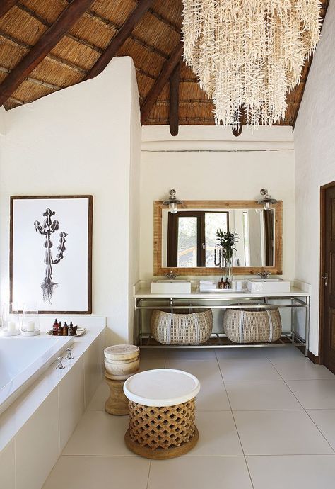 Founders Camp - Londolozi Game Reserve Game Lodge Decor, Safari Lodge Interior, African Bathroom, Zen Bathroom Decor, Bush Lodge, Lodge Ideas, African Interior Design, Lodge Design, Thatched House